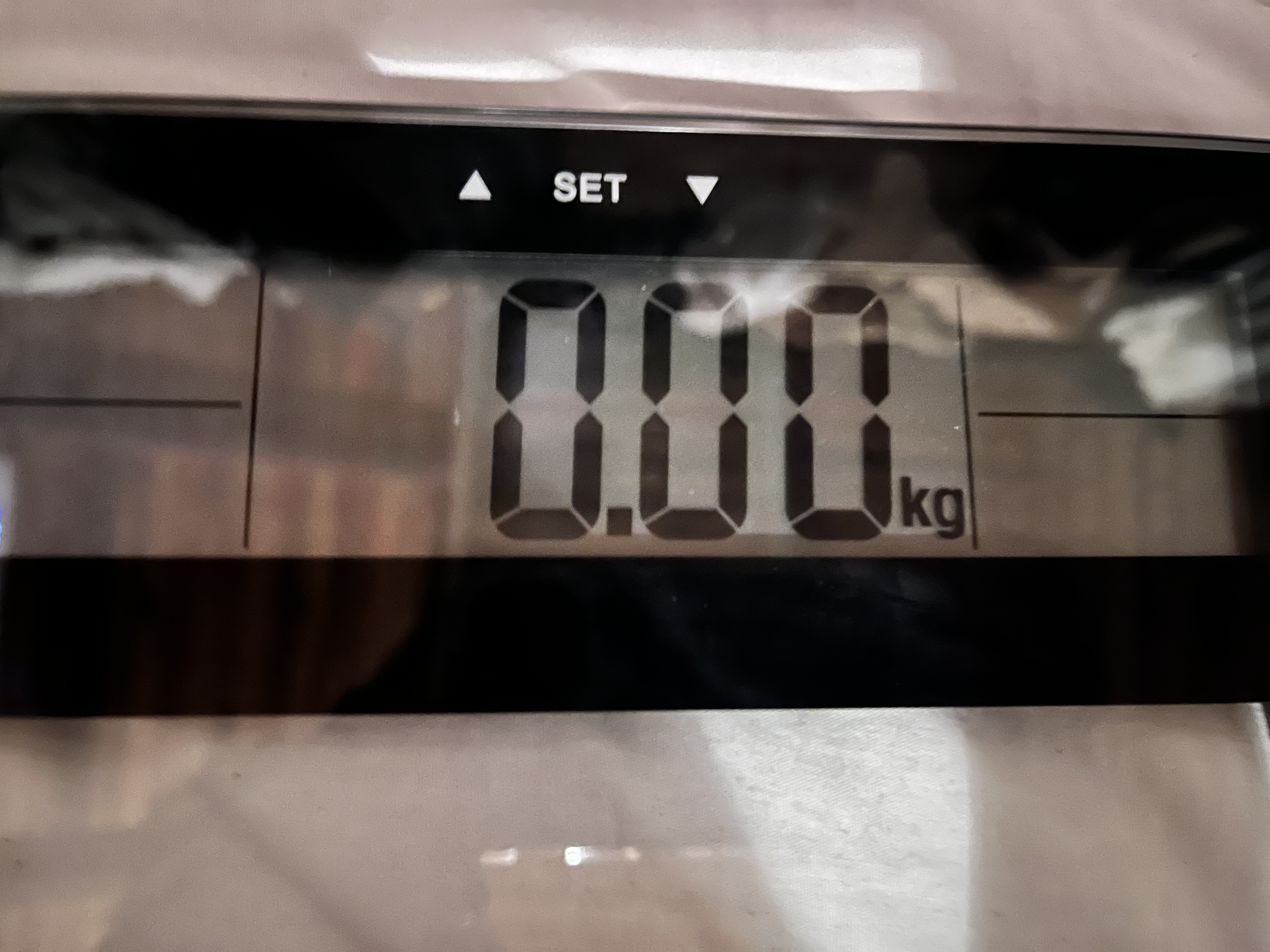 My scale only shows 0.00, its placed in a perfeCt surface and new batteries.