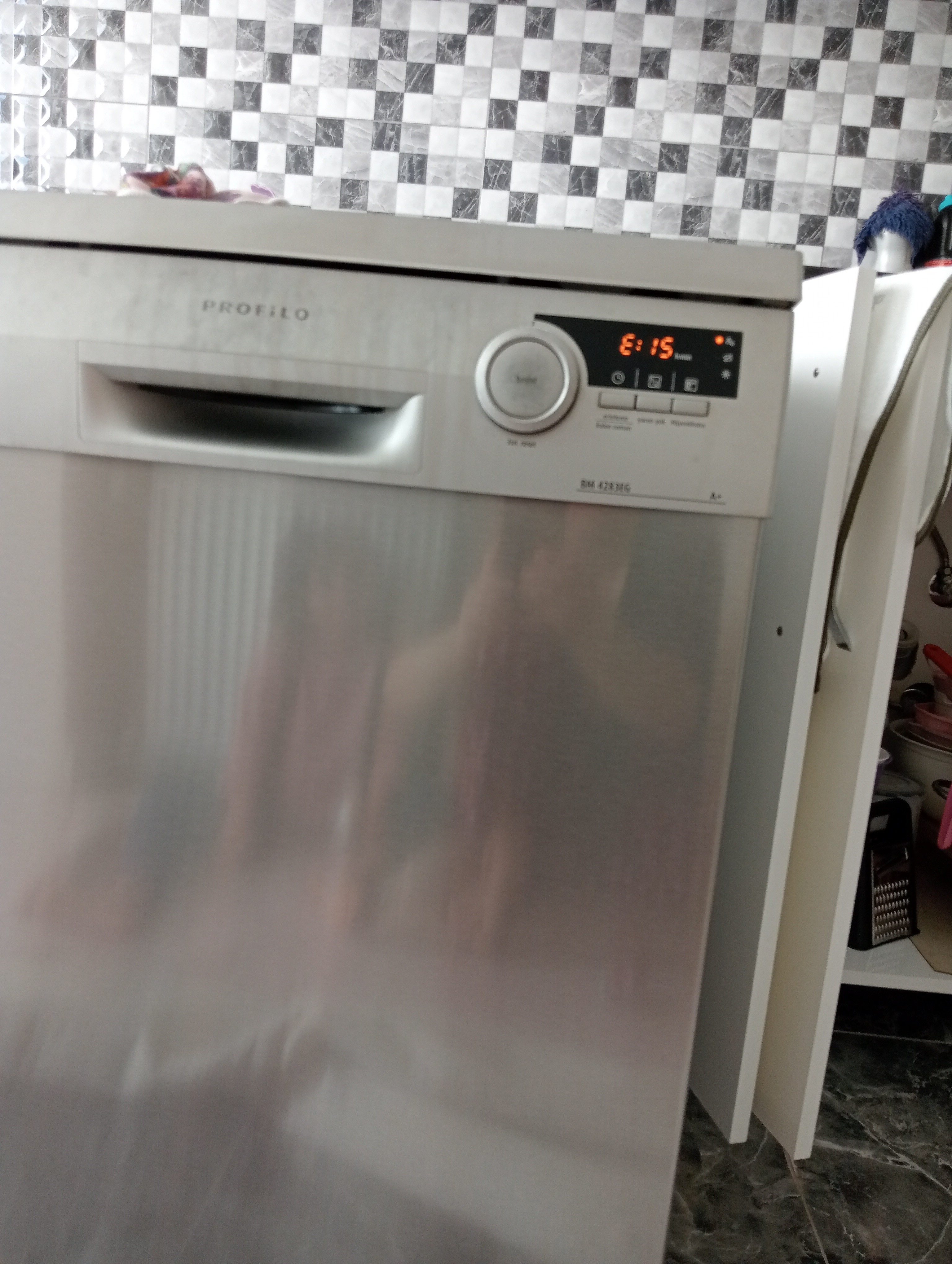 Merhaba benim bulaşık makinem 3:15 yazıp sönüyor bide çeşme yeri yanıp sönüyor her yerine ...