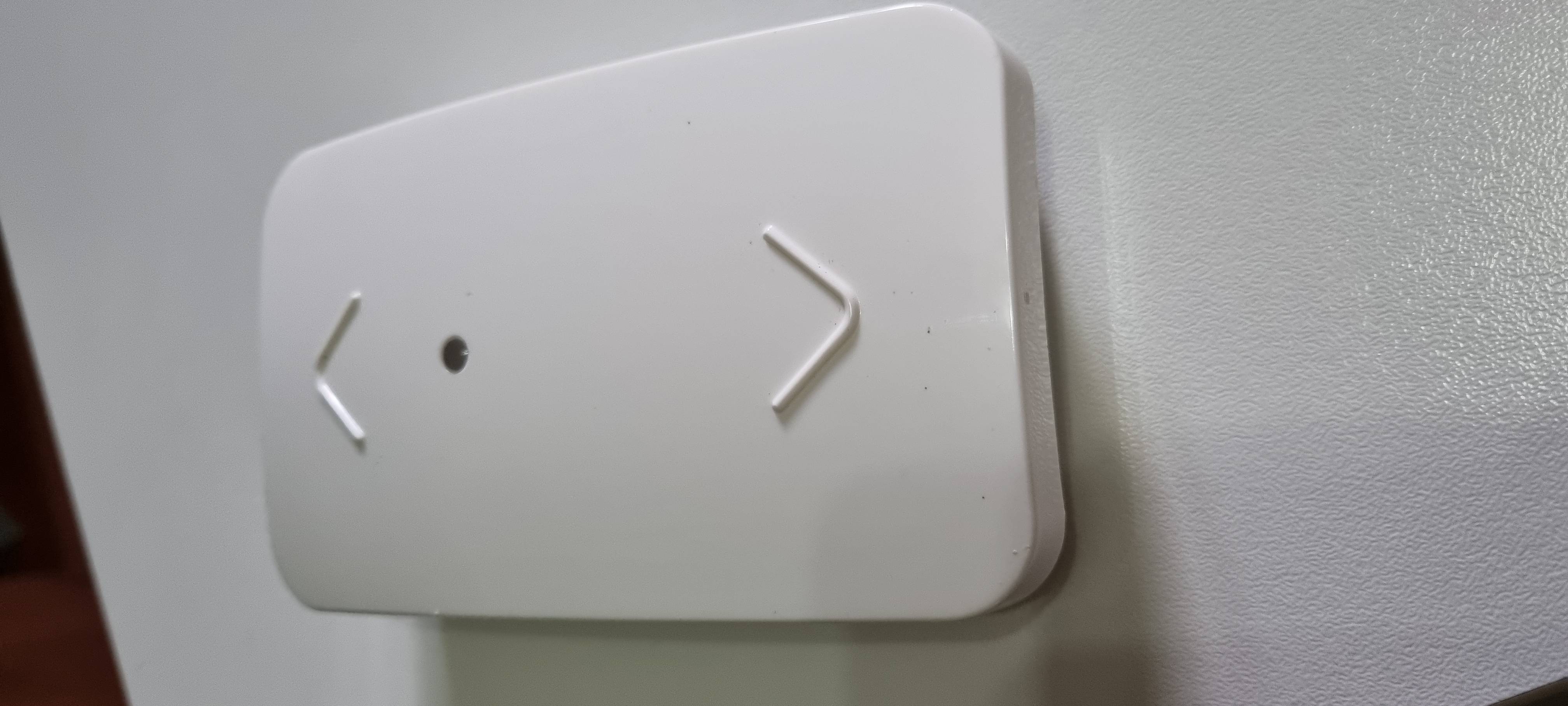 Hoe open je de afstandsbediening in de muur om de batterijen te verwisselen? Waarom knippert hij ...