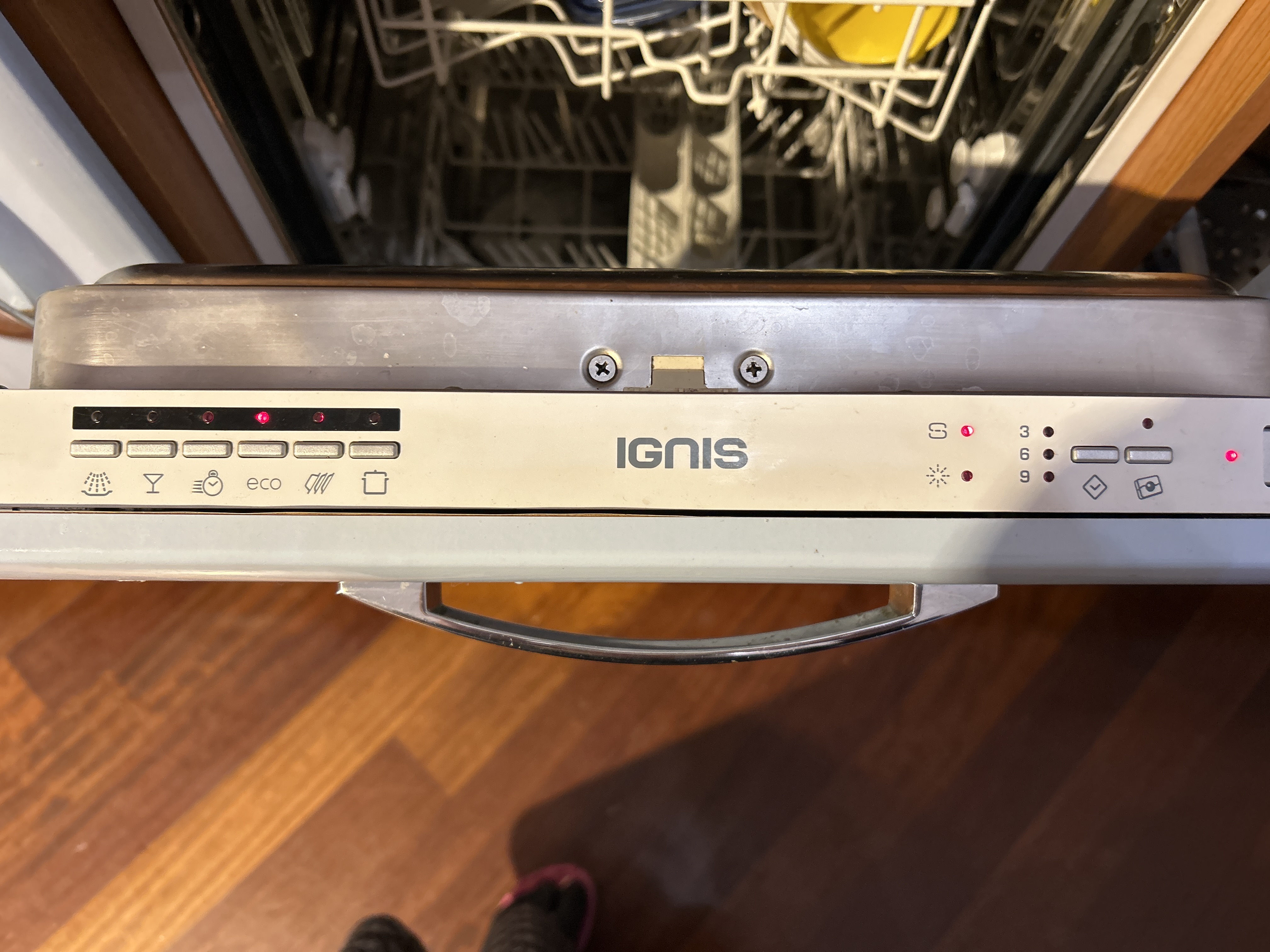 Mijn Ignis wasmachine knippert 16 keer, het programma schakelt automatisch over naar Eco en het ...