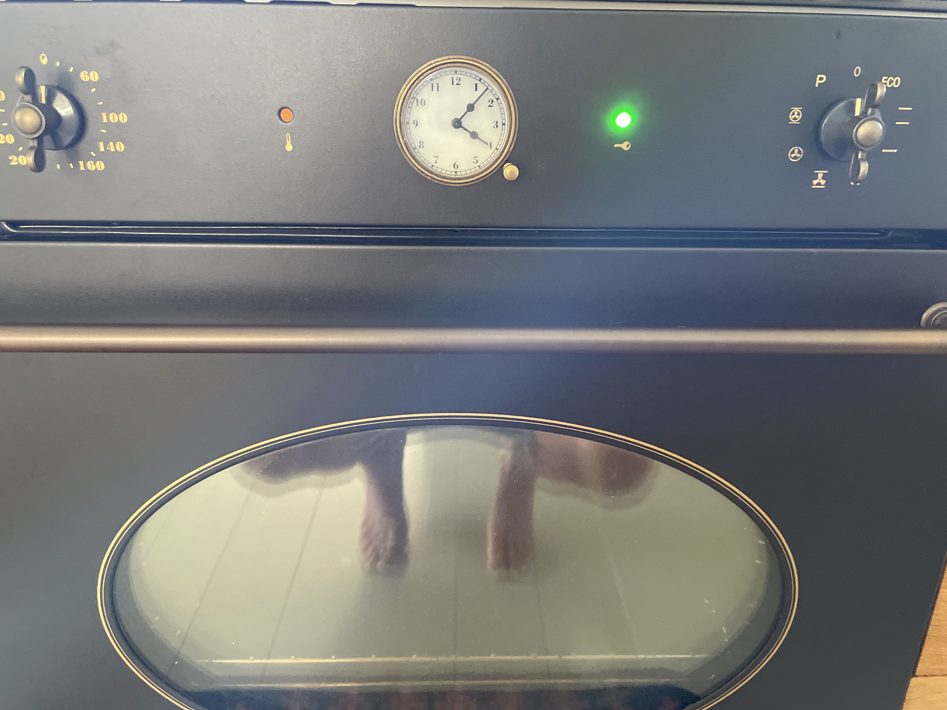 Hello
On my Smeg built-in oven SFP805AO, the light with the key symbol lights up constantly green, ...