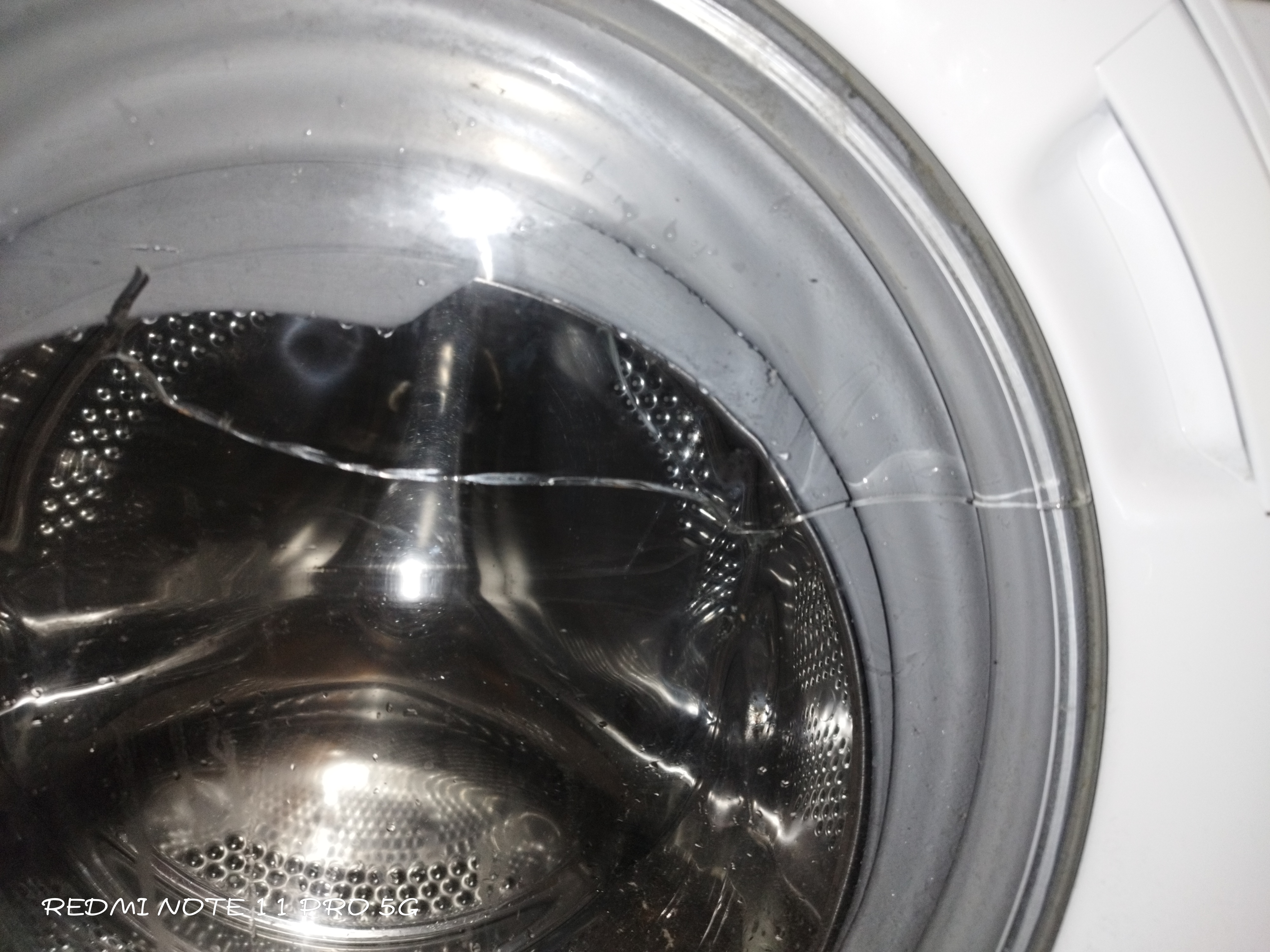 Hej, vi er meget tilfredse med denne vaskemaskine, men glasset på lågen var revnet og revnet. Hun ...