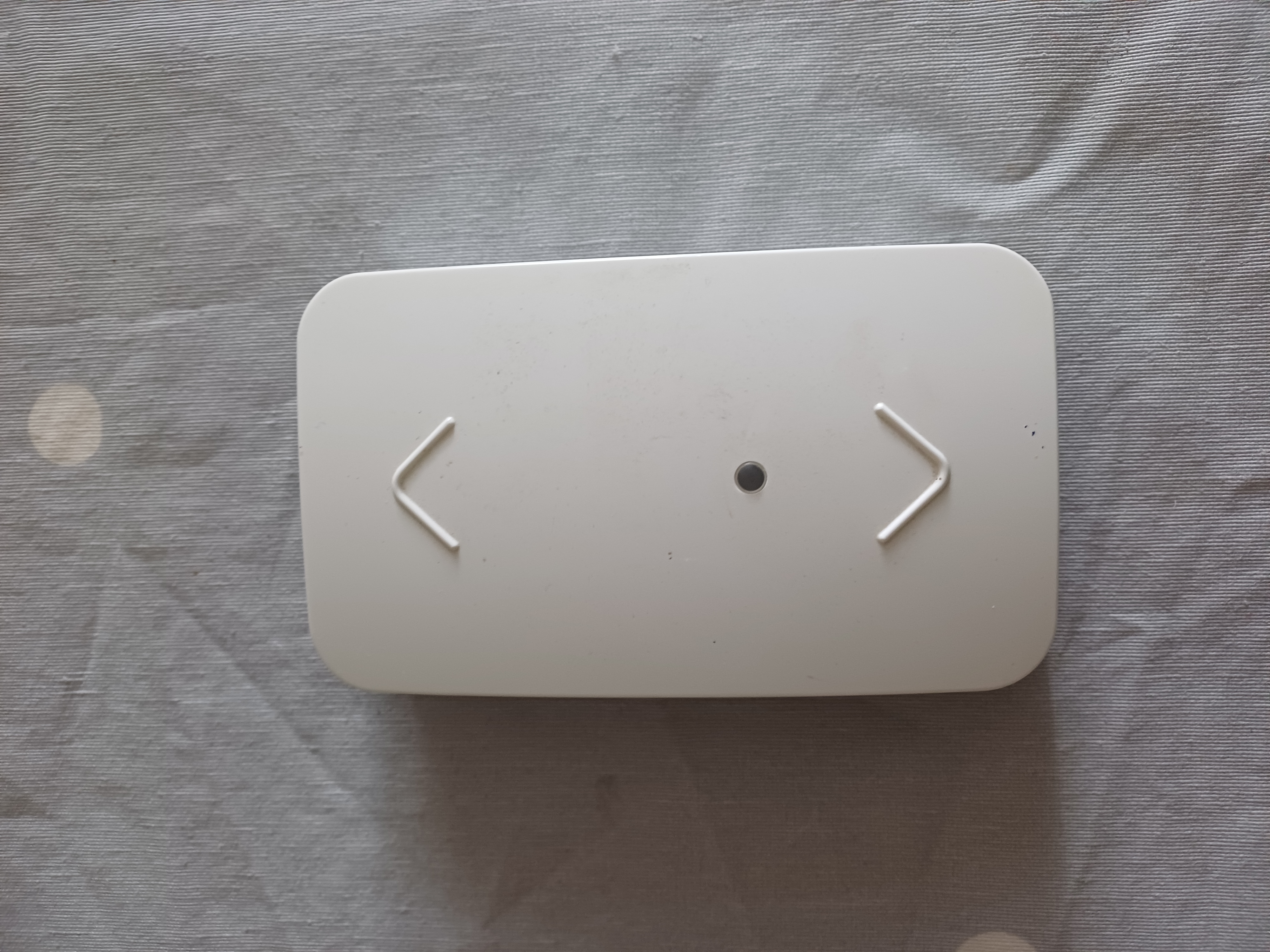 Hoe open ik de doos van de modul'Air OTOLIFT afstandsbediening om de batterijen te vervangen?