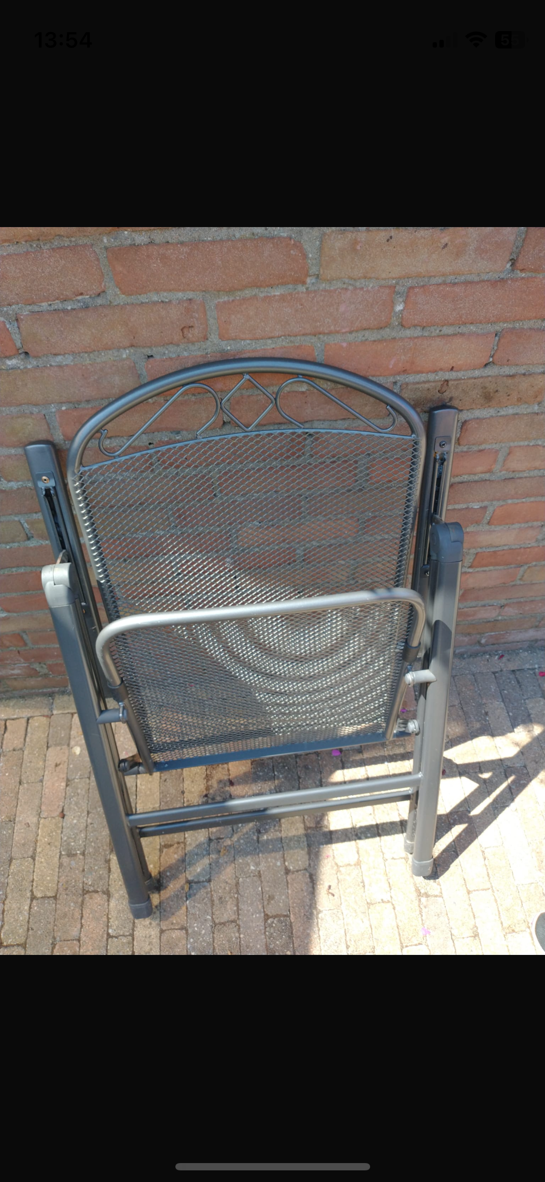 Hier, mon amie Ria van Dam a subi une commotion cérébrale après avoir réglé sa chaise en ...