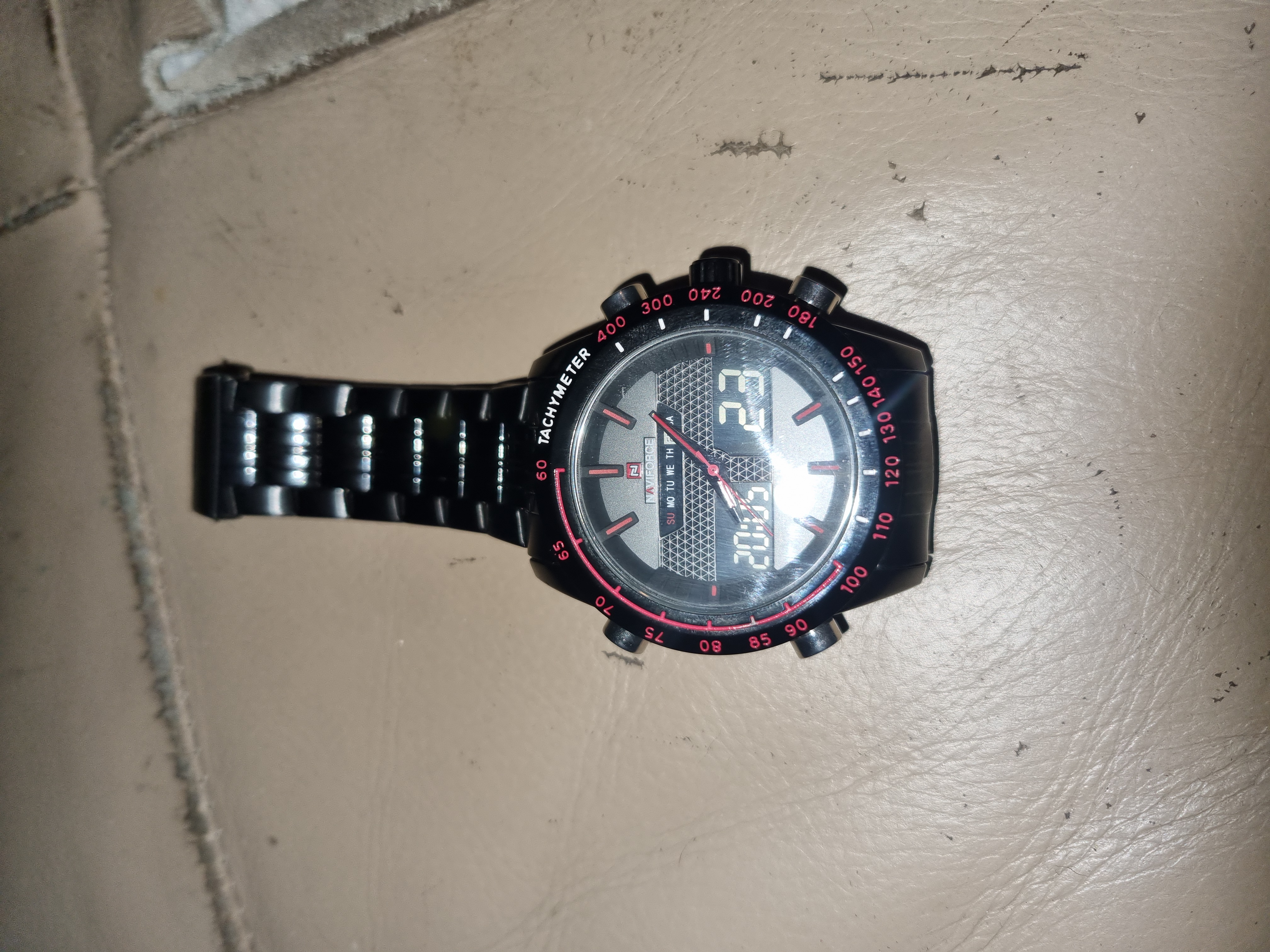 Tengo un reloj Naviforce NF9204M, pero la hora digital tiene un retraso de 2 minutos, lo cual es ...