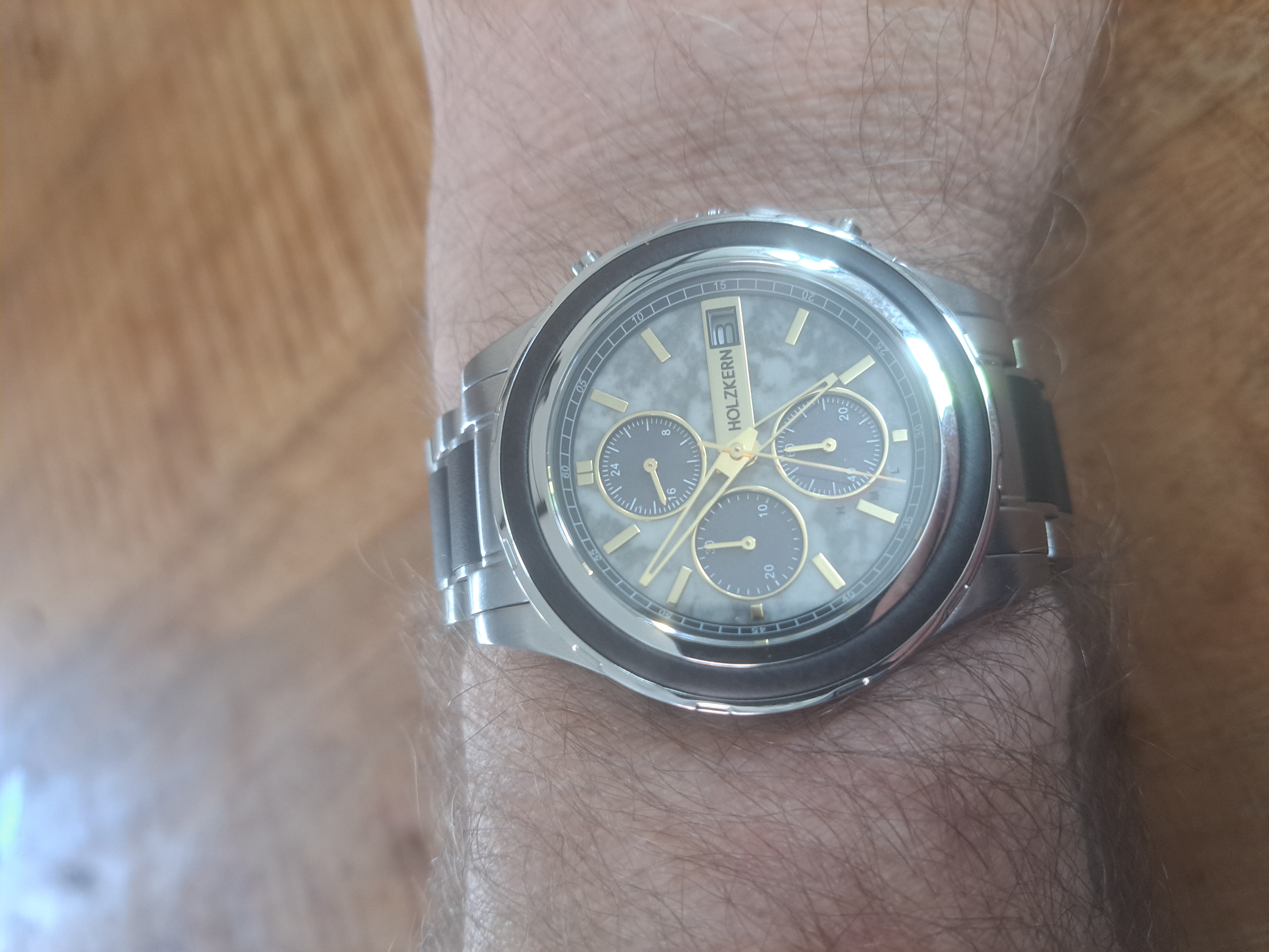 Had al 15 jaar geen horloge meer om, maar toen ik deze zag, moést ik m hebben. Hele mooie en fijne ...