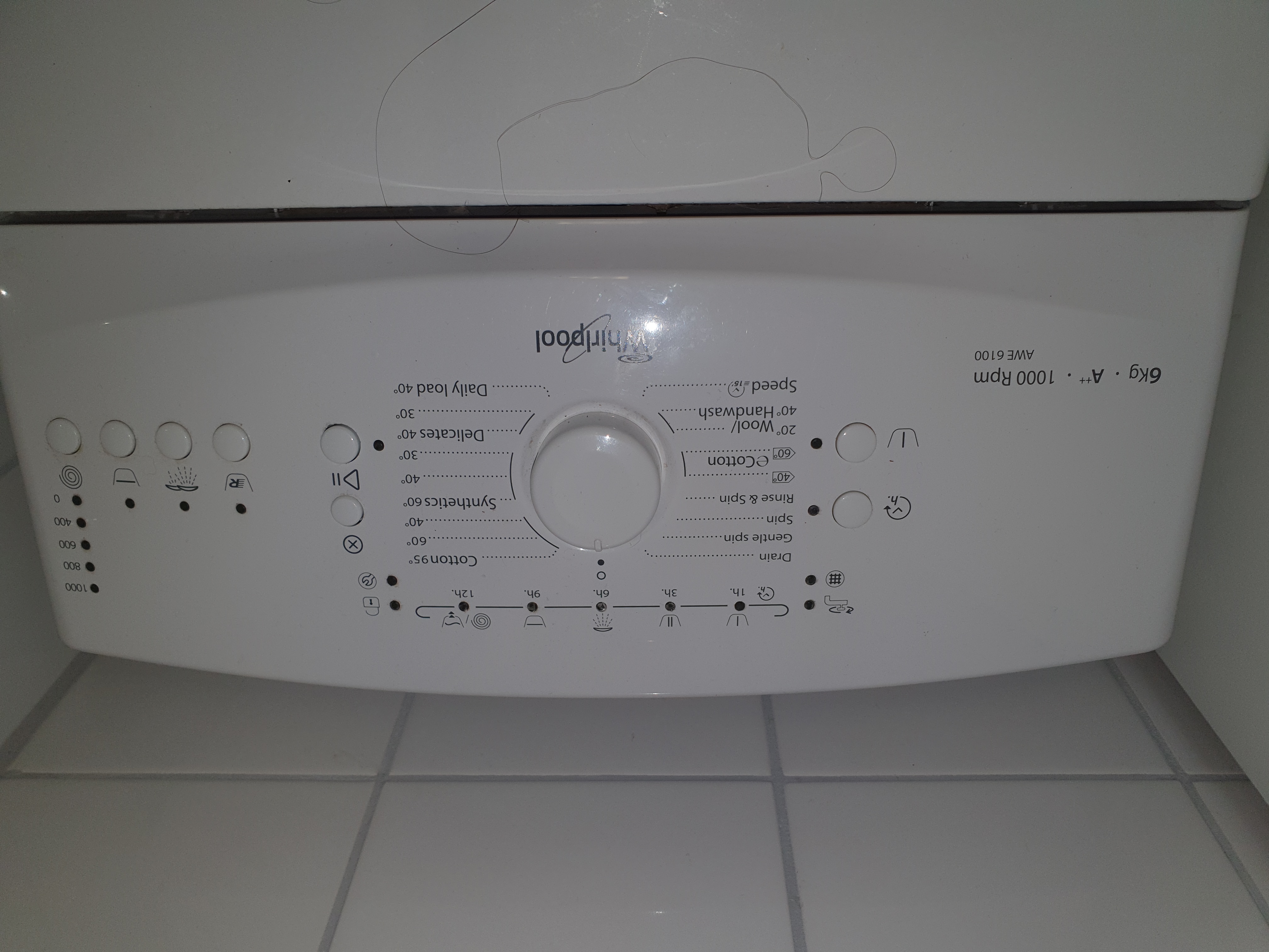 Ahoj!

Min tvättmaskin skulle behöva re-set. Den fyller på vatten, men trumman snurrar ej och ...