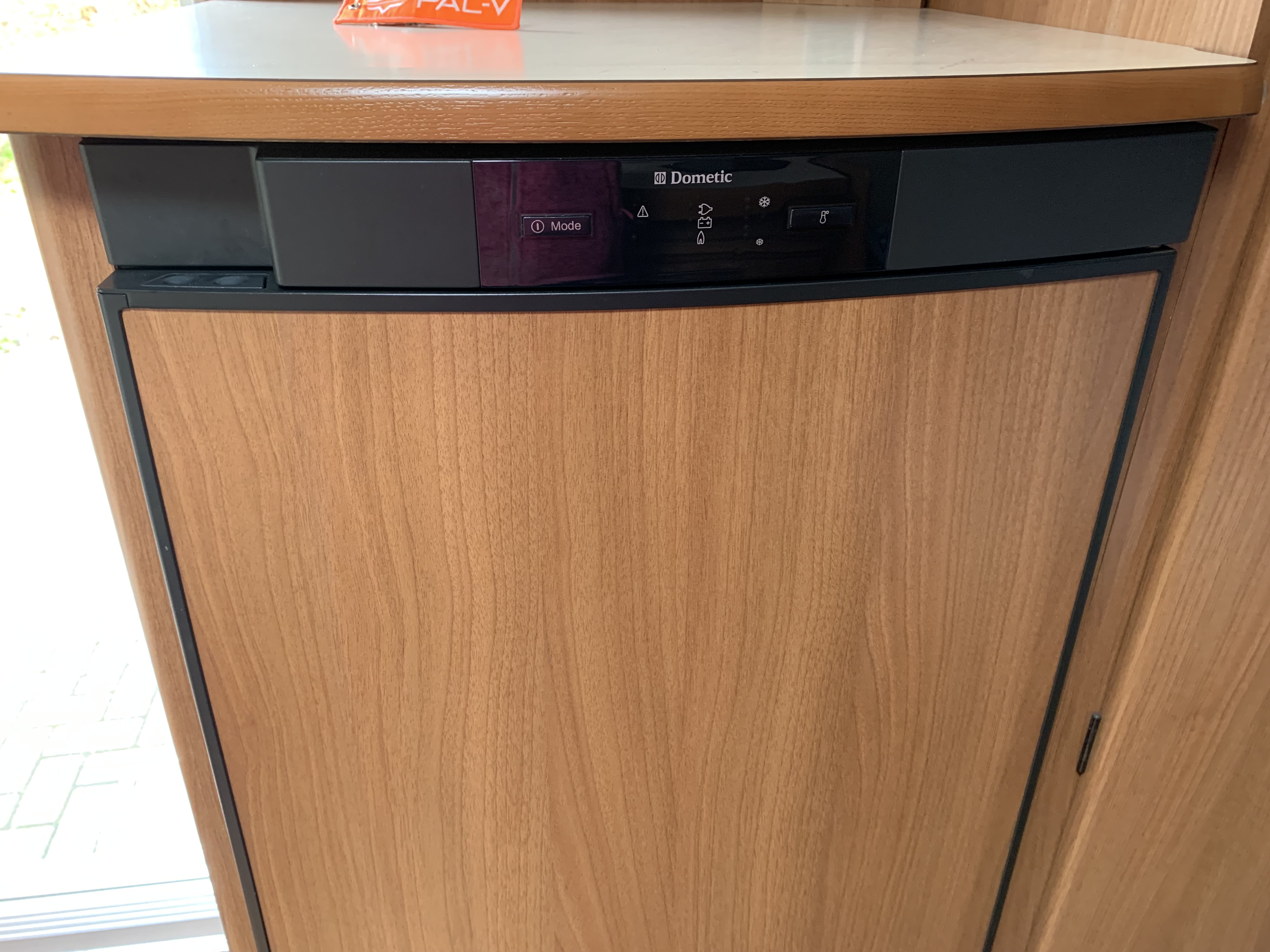 Goedemorgen, hoe zet ik mijn koelkastdeur in de caravan op vaste ventilatiestand ( als hij in de ...